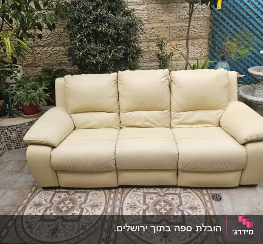 ספה בצבע בז